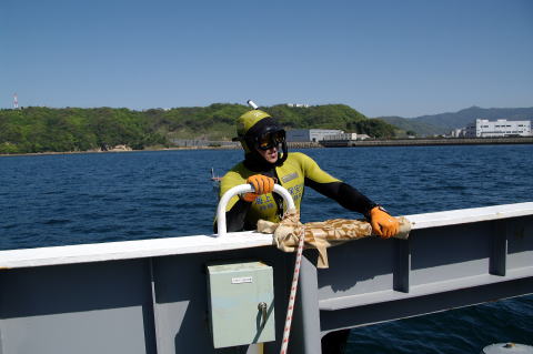 ロープ登りで登り切った潜水士